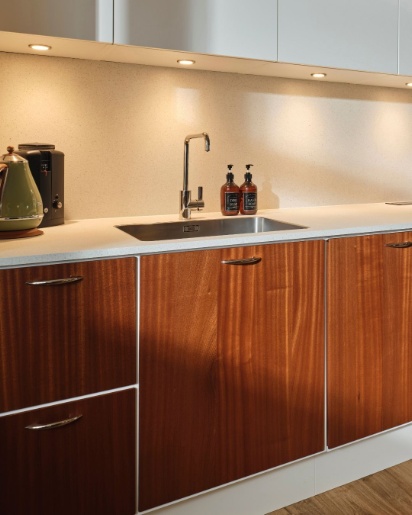 MG50 sapele og hvid Momento køkken fra Tvis Køkken