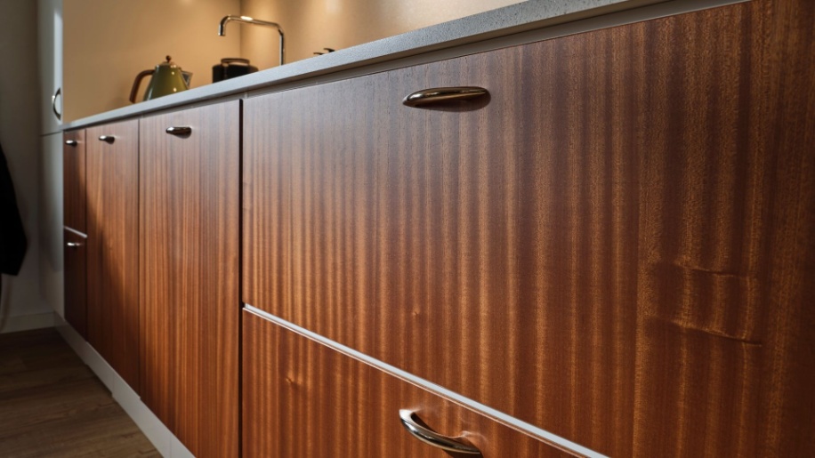 MG50 sapele og hvid Momento køkken fra Tvis Køkken