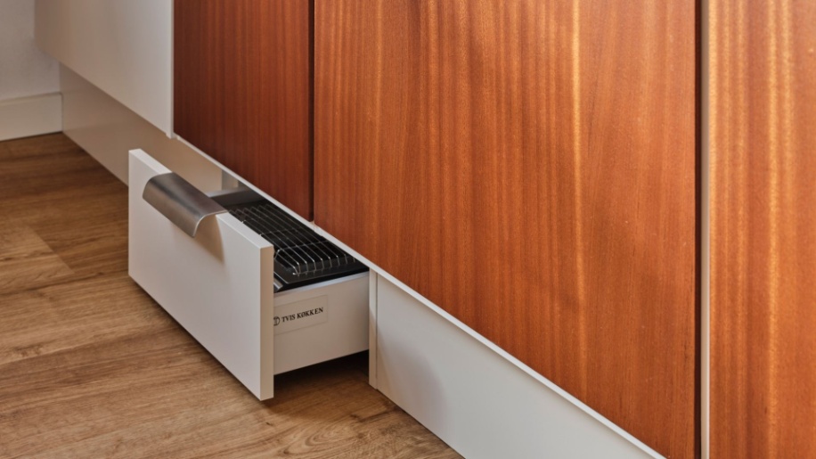 MG50 sapele og hvid Momento køkken fra Tvis Køkken med sokkelskuffe