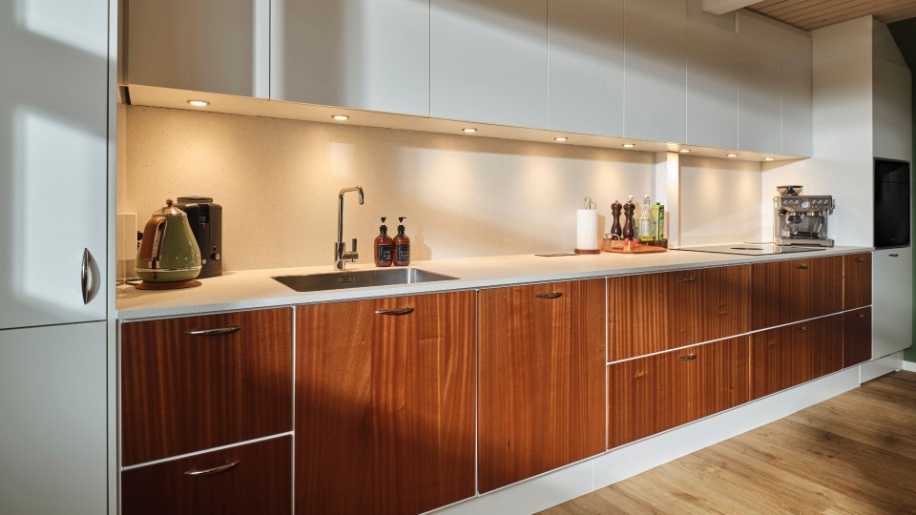 MG50 sapele og hvid Momento køkken fra Tvis Køkken