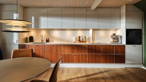 FUNKTIONELT KØKKEN MED NOSTALGISKE TONER