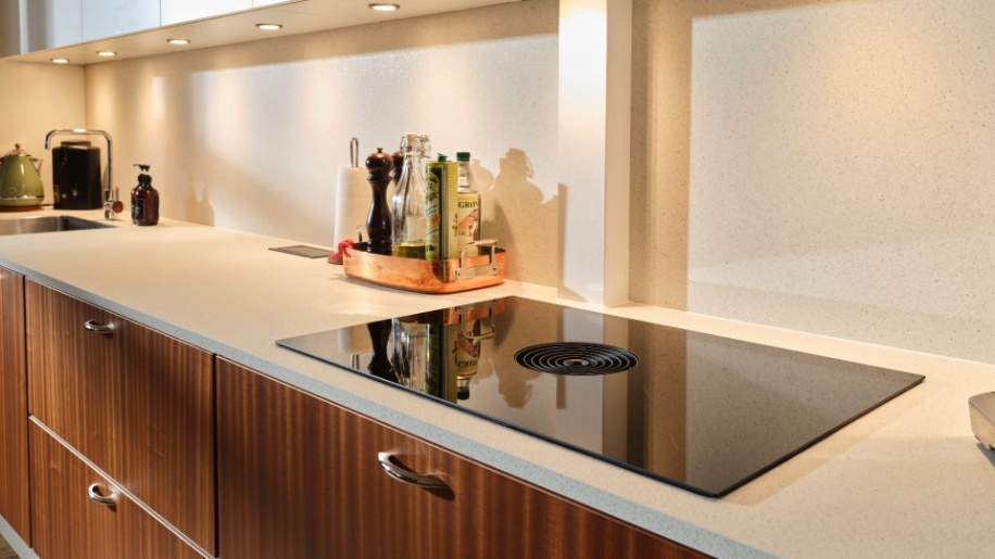 MG50 sapele og hvid Momento køkken fra Tvis Køkken med BORA emfang