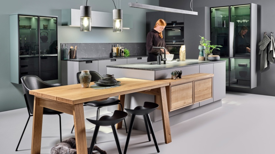 Tvis køkken, laminatkøkken og vitrineskab.