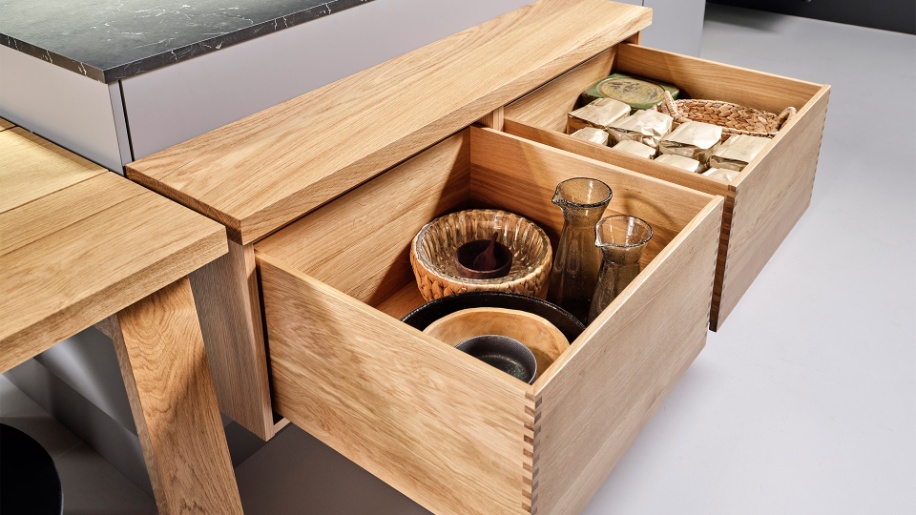 Gråt køkken med træskuffer