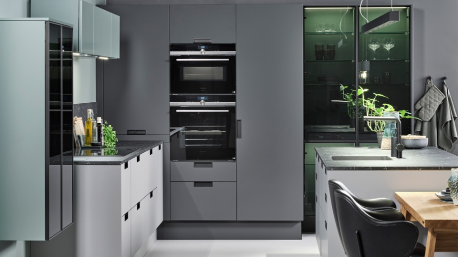 Gråt laminat køkken fra Tvis Køkken, sort vitrineskab