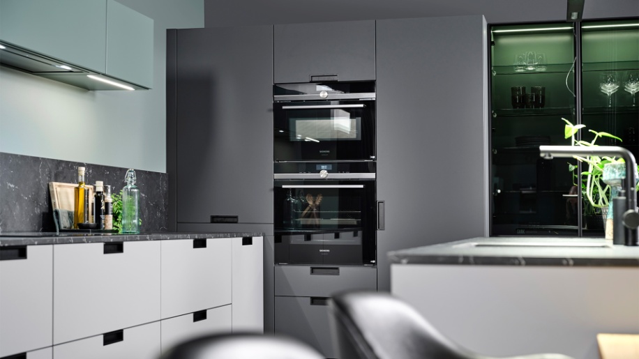 Gråt køkken med Momento-laminatfronter, køkkenø,