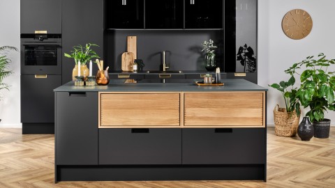 MØRK, MARKANT OG <br />MODERNE KØKKEN