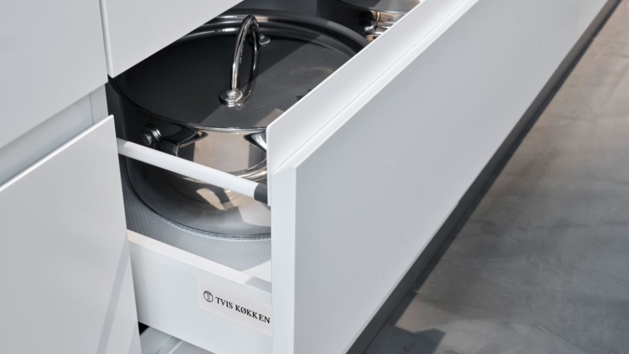 Plain grebsfri hvid køkken fra Tvis Køkken