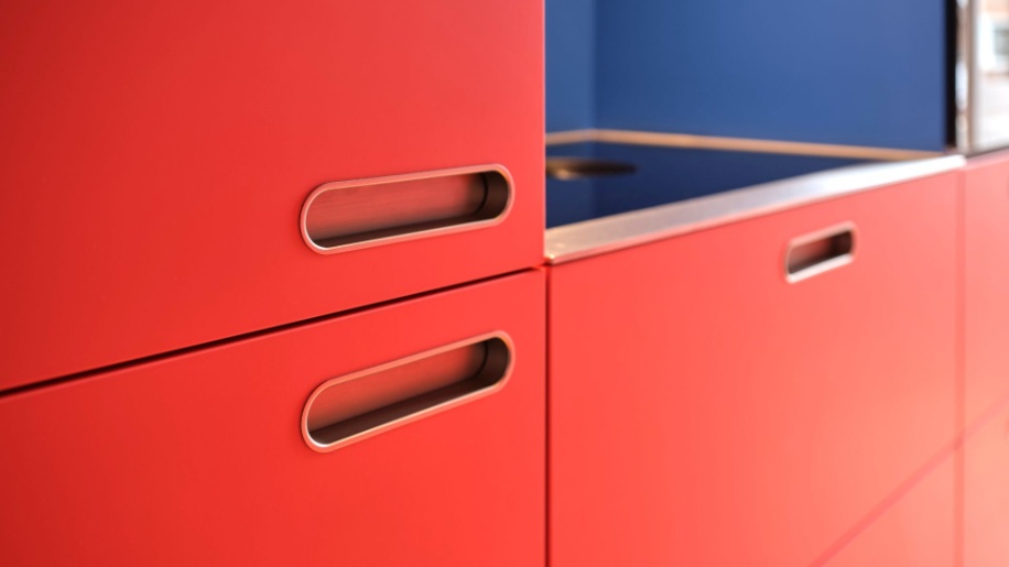 Plain køkken i specialfarve fra Tvis Køkken med Duet greb