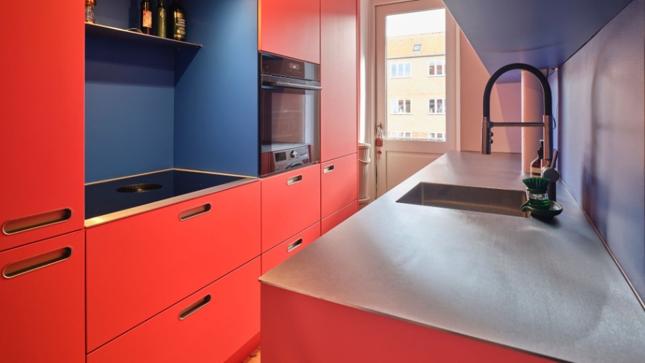Plain køkken i specialfarve fra Tvis Køkken med stålbordplade