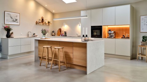 ELEGANT KØKKEN MED ROLIGE TONE-I-TONE FARVER