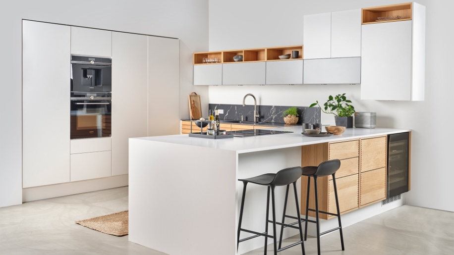 Unika køkken i hvid med åbne hylder fra Tvis Køkkener