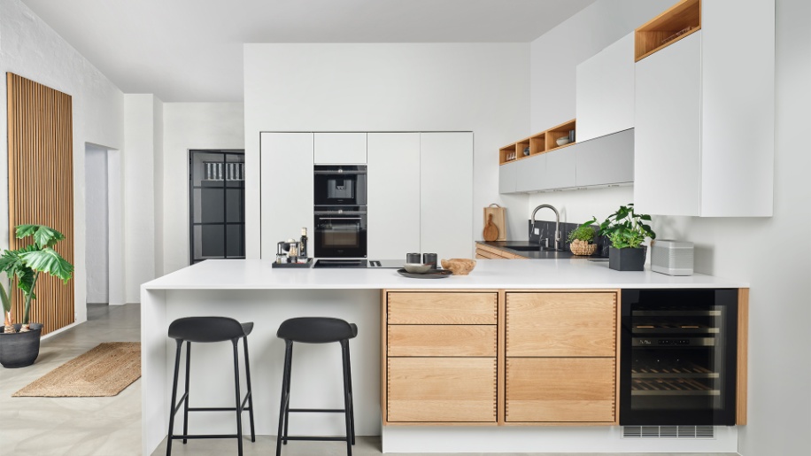 Unika køkken i hvid med åbne hylder fra Tvis Køkkener