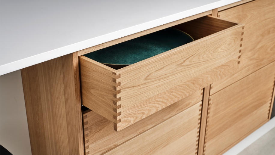 Unika køkken i hvid med Forest skuffer fra Tvis Køkkener