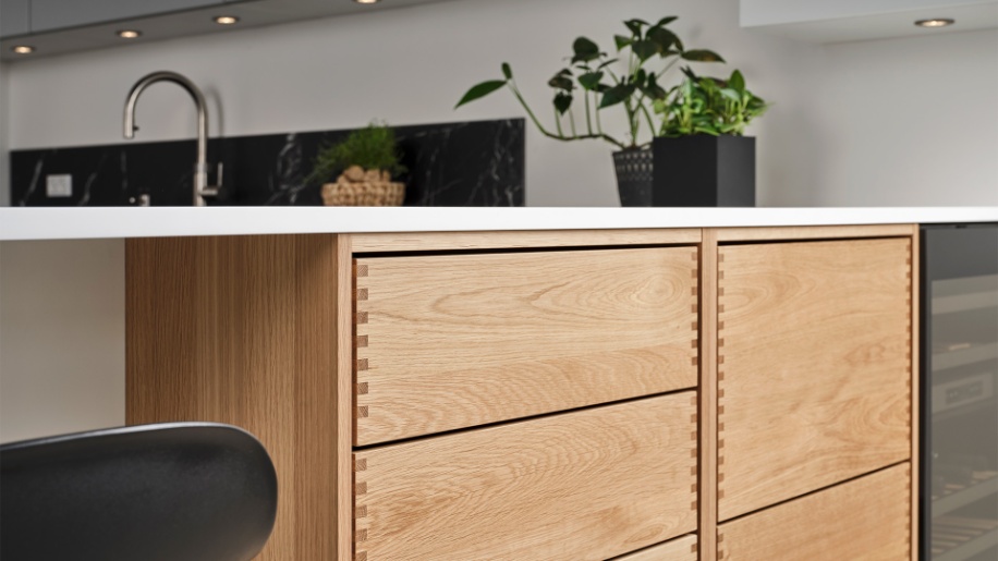 Unika køkken i hvid med Forest skuffer fra Tvis Køkkener