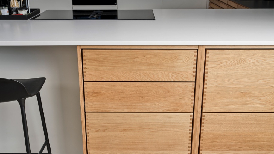 Unika køkken i hvid med Forest skuffer fra Tvis Køkkener