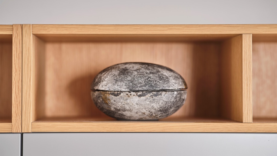 Unika køkken i hvid med åbne reoler fra Tvis Køkkener