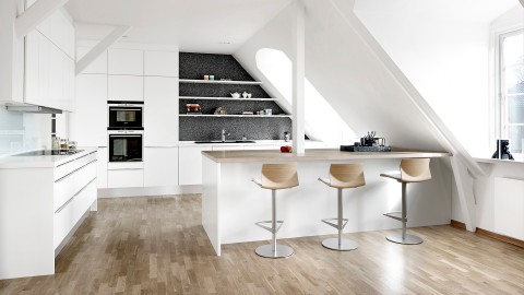køkken i hvidt med åbne hylder træbordplade | Tvis Køkken