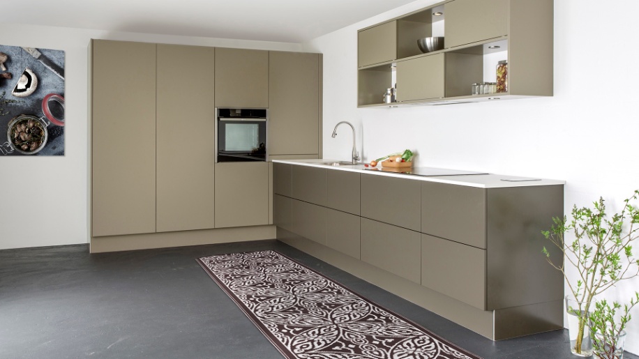 Unika køkken indrettet med slideskab fra Tvis Køkken