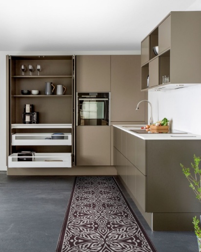 Unika køkken indrettet med slideskab fra Tvis Køkken