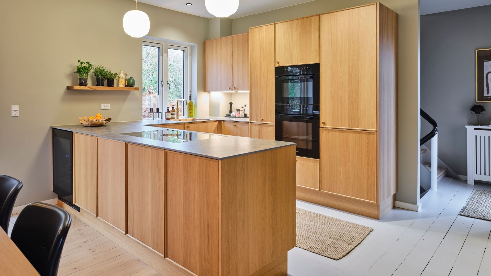 Harmoni køkken i egetræ fra Tvis Køkken