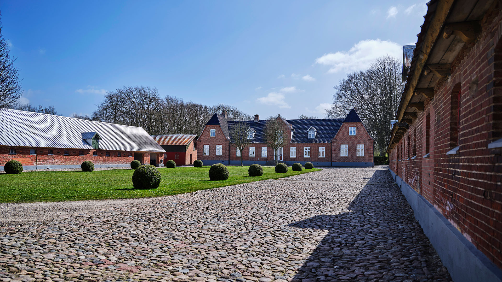 UNGT LIV PÅ GAMMELGAARD
