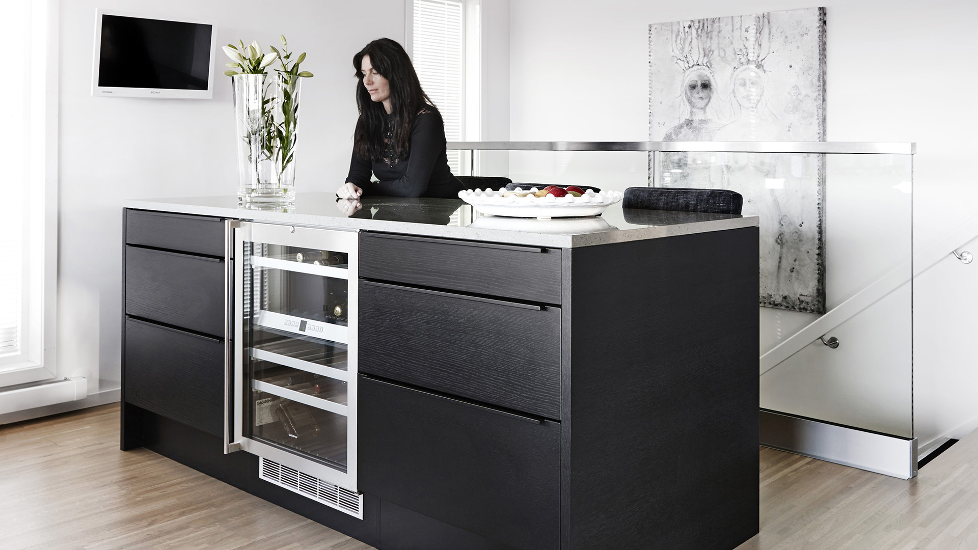 KOMPROMISLØS DESIGNER INDRETTER SIG MED SORT